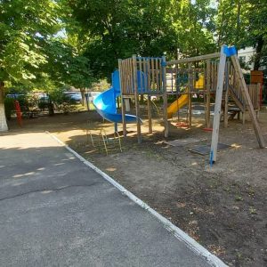 Terenul instituției de educație timpurie nr.135, este salubrizat (iarba cosită), amenajat și pregătit pentru odihna copiilor