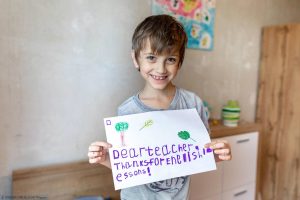 Я люблю своего учителя, потому что _____. Заполните пустоту и присоединяйтесь к этим детям в Украине, чтобы поздравить учителей, которые получили образование во время вспышки COVID-19