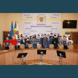 Primarul general a înmânat diplome de onoare copiilor din cadrul Centrului Comunitar pentru Copii și Tineri „Cosmos”