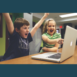 Ministerul Educației, Culturii și Cercetării al Republicii Moldova a donat 675 laptop-uri  pentru instituțiile de învățământ din municipiul Chișinău.