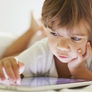 90% din copiii de 2-3 ani diagnosticați cu o formă de autism suferă din cauza televizorului și telefonului