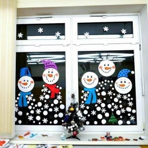 Imagini de iarnă… Decoram încăperea copilașilor