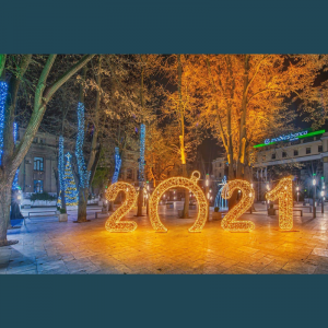 În perioada 1 decembrie – 14 ianuarie locuitorii capitalei pot vizita pomi de Crăciun în toate sectoarele orașului