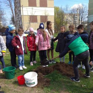Salubrizarea continuă în școala primară nr.83 , str.M.Spătaru 13/3. Părinții au venit cu 4 copăcei de tei și împreună cu copilașii i-au sădit.