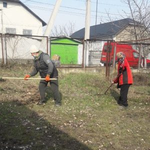 Lucrările de salubrizare și amenajare a teritoriilor instituțiilor de învățământ continuă.