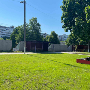 Terenul aferent/adiacent clădirii instituției preșcolare este bine îngrigit și cu dragoste amenajat