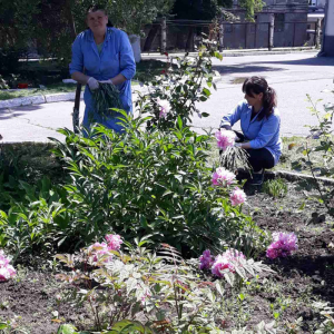 Gospodarii buni de la instituțiile de învățământ folosesc orice moment de răgaz pentru a menține în ordine terenurile aferente /adiacente ale instituției