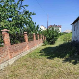 Continuă lucrările de cosire a ierbii pe terenurile instituțiilor de învățământ.