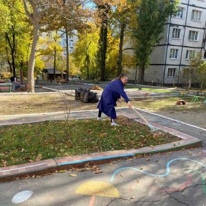 Instituția de educație timpurie nr.149, str. M.Sadoveanu, 4/4. Zilnic se salubrizează terenul aferent și adiacent .