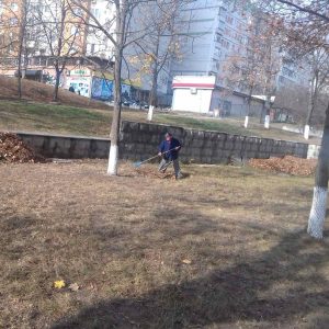Continuă acțiunile de salubrizare și amenajare a terenului aferent, adiacent al Liceului Teoretic „Dacia”, str.P.Zadnipru 16/4