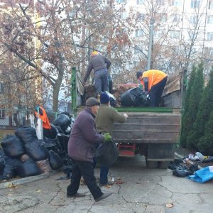 Evacuarea frunzișului de pe teritoriul Instituției de educație timpurie, grădinița-creșă nr. 225, str. M. cel Bătrân, 14/2