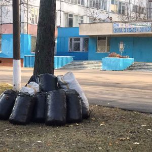 Angajații Centrului de creație a copiilor „Ghiocelul”, str.A.Russo,57 au salubrizat și amenajat terenurile aferente și adiacente ale instituției
