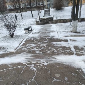 Timpul rece de afară nu încurcă la efectuarea procesului de salubrizare a terenului instituției Liceul Teoretic „Dacia”