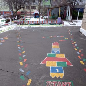 Angajații IET nr. 161, zilnic, curăță terenul aferent/adiacent al grădiniței