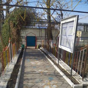 Sistematic, angajații instituției salubrizează și amenajează terenul aferent / adiacent al instituției de învățământ