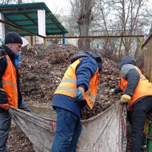 Continuă procesul de salubrizare a terenurilor aferente / adiacente ale instituțiilor de învățământ