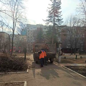 Procesul de salubrizare, amenajare a teritoriului se desfășoară zilnic în IET nr. 32