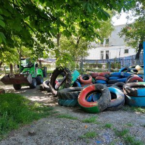 Anvelopele decorative de pe terenul instituției preșcolare nr.130 sunt evacuate cu succes