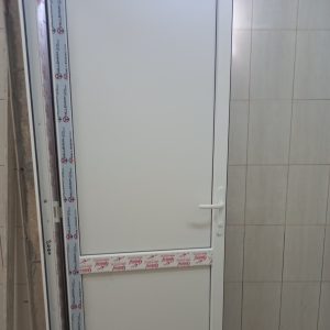 În IET nr. 149 are loc instalarea ușilor la blocul sanitar și evacuarea gunoiului