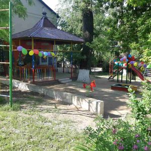 Terenul aferent/adiacent al IET nr.128 este îngrijit, regulat salubrizat și igienizat! 