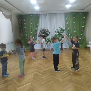 În poiana muzicală a IET nr. 135 au loc multe jocuri ce formează abilitățile necesare unui copil cu suferințe de vedere