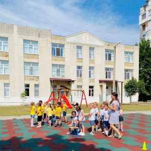 Echipele ,,Licuricii” și ,,Piticii” din IET nr. 155 au fost active în cadrul concursului ,,Starturi vesele”