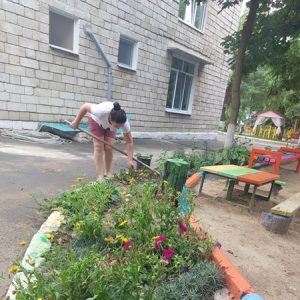 Curățenia pe teritoriul și pe lângă IET nr.161,,Zâmbetul” e realizat la maxim…ca la carte..