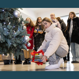 „Să unim Crăciunul cu fapte bune!”, Campania „Biblioteca de sub brad”