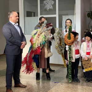 Copiii din ansamblul folcloric „Doruleț”, CCC „Ghiocel”, au felicitat angajații DETS sector Ciocana cu prilejul sosirii Sărbătorilor de Iarnă