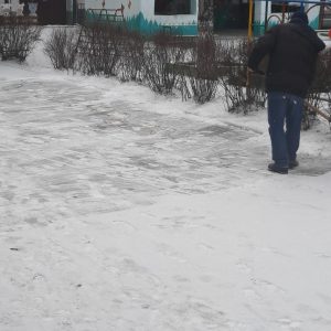 Curățarea zăpezii de pe cărărușele lunecoase ce duc spre IET nr. 135