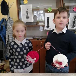 În Școala Primară nr. 82 s-a desfășurat concursul de confecționare a mărțișoarelor „Mărțișor – dar al primăverii”