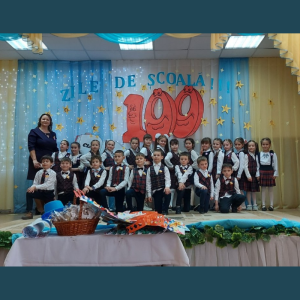 Picii din clasa I-”A”, Gimnaziul „Viorel Găină”, au omagiat cu multă ardoare cele 100 zile şcolare!