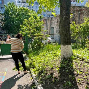 Lucrările de salubrizare și amenajare a teritoriului grădiniței nr. 130, str. P. Zadnipru 6/2 continuă zilnic