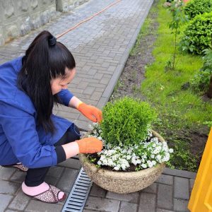 De la mic la mare toți la salubrizare și amenajare cu dragoste a terenului grădiniței dragi !!!