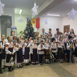 Cu prilejul sosirii frumoaselor Sărbători de Iarnă, angajatii DETS Ciocana au fost felicitați de către copilașii ansamblului folcloric „Doruleț”